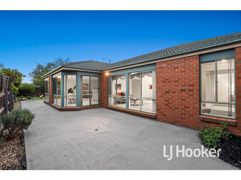 15 Glenn Erin Way, Berwick VIC 3806