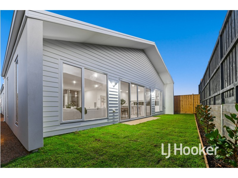 17 Peachtree Drive, Drouin VIC 3818