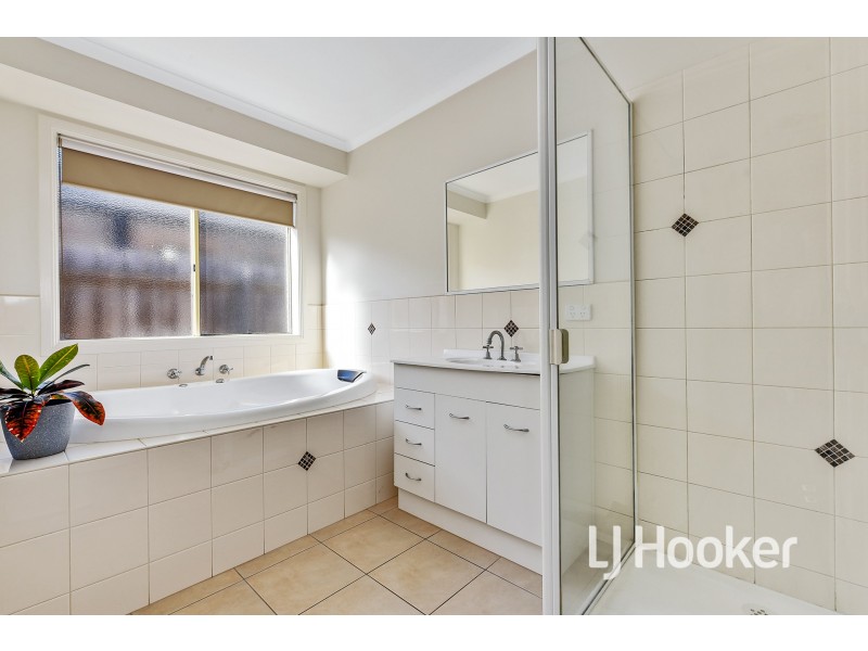 17 Clifford Drive, Pakenham VIC 3810