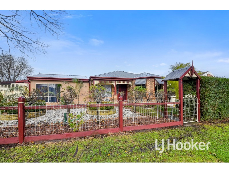 2 Forsyth Court, Cranbourne North VIC 3977