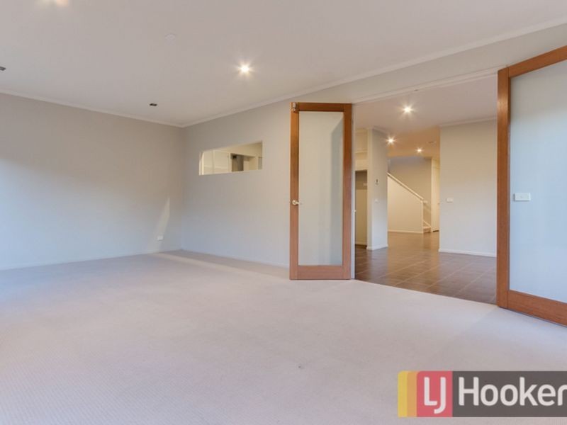 10 Fallingwater Drive, Pakenham VIC 3810