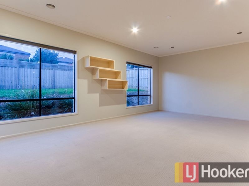 10 Fallingwater Drive, Pakenham VIC 3810