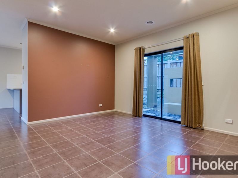 10 Fallingwater Drive, Pakenham VIC 3810