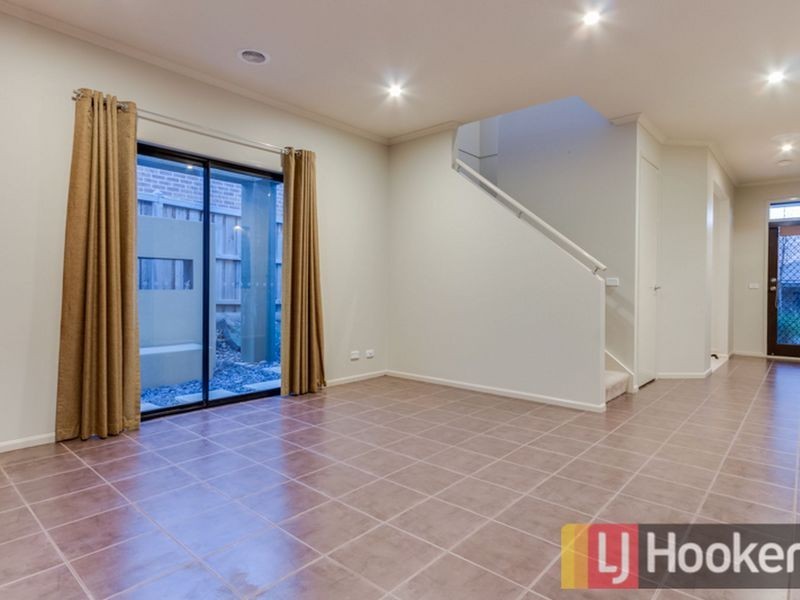 10 Fallingwater Drive, Pakenham VIC 3810