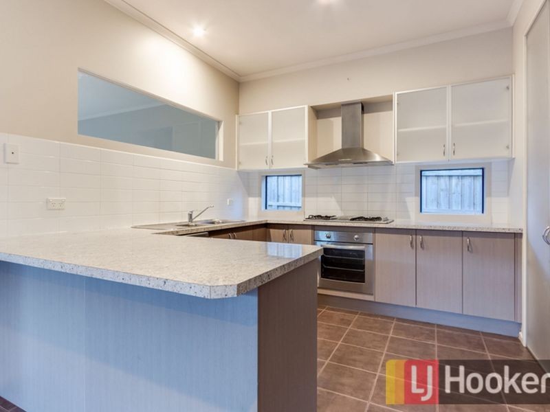 10 Fallingwater Drive, Pakenham VIC 3810