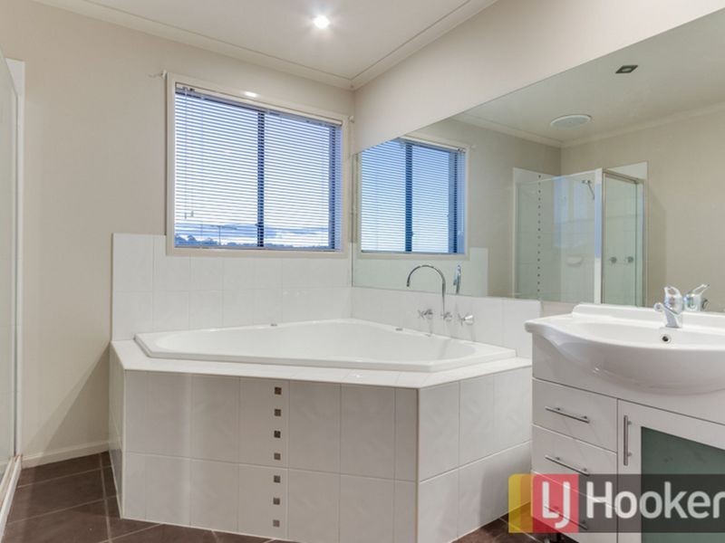 10 Fallingwater Drive, Pakenham VIC 3810