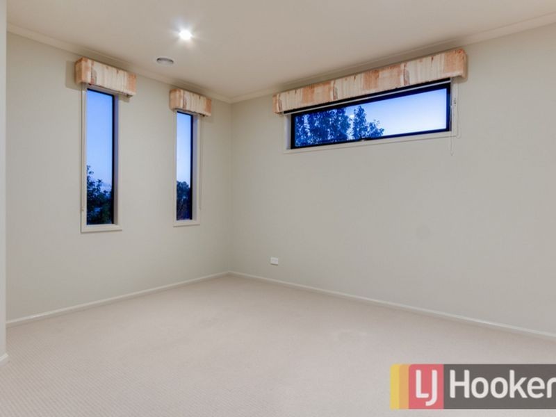 10 Fallingwater Drive, Pakenham VIC 3810