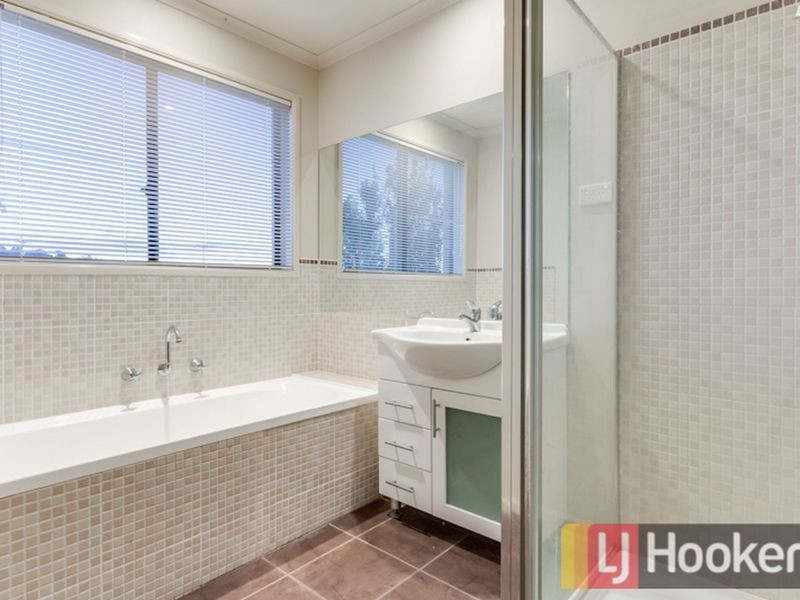 10 Fallingwater Drive, Pakenham VIC 3810