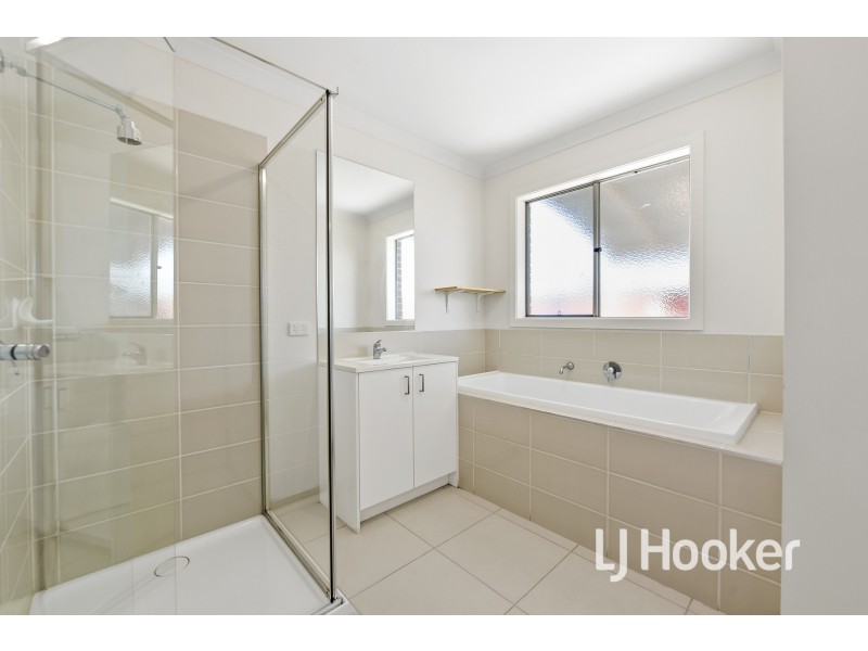 13 Newcastle Drive, Officer VIC 3809