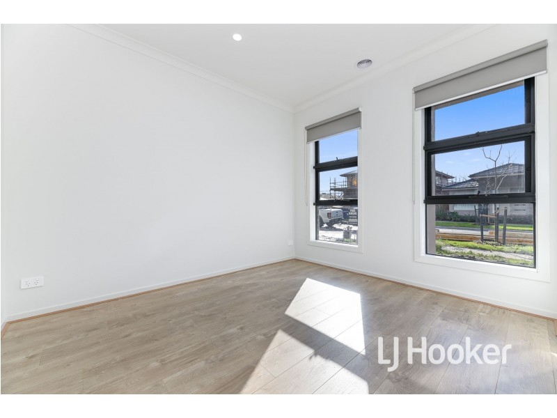 38 Grazing Way, Clyde North VIC 3978