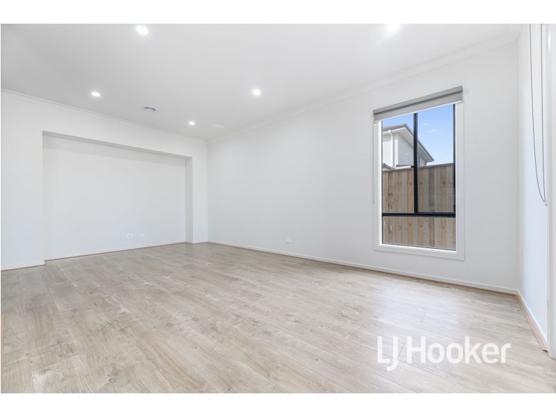 38 Grazing Way, Clyde North VIC 3978