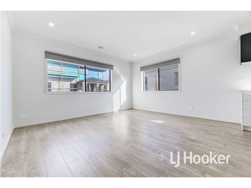 38 Grazing Way, Clyde North VIC 3978