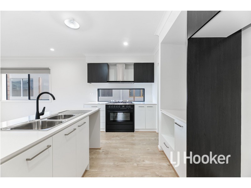 38 Grazing Way, Clyde North VIC 3978