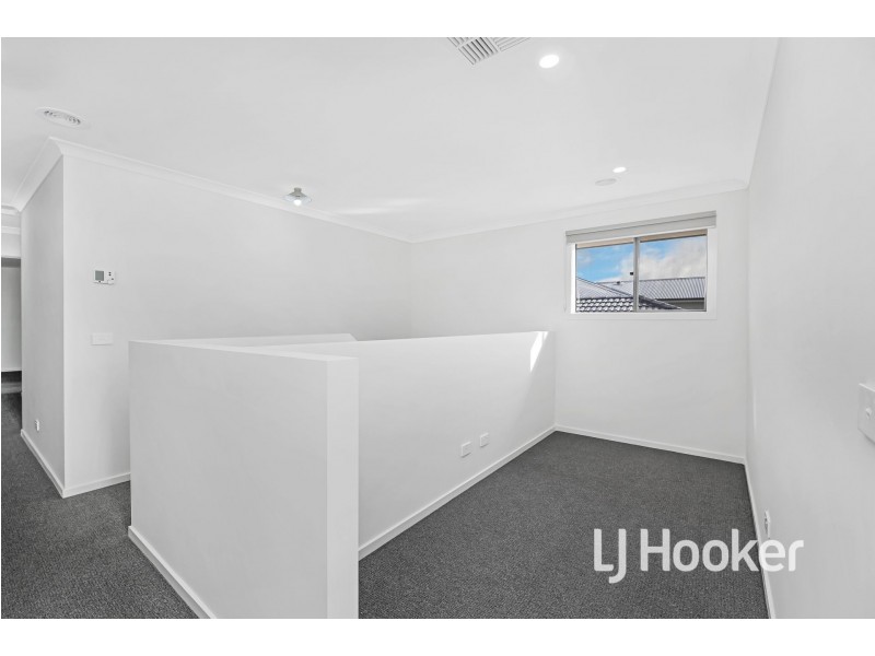 38 Grazing Way, Clyde North VIC 3978