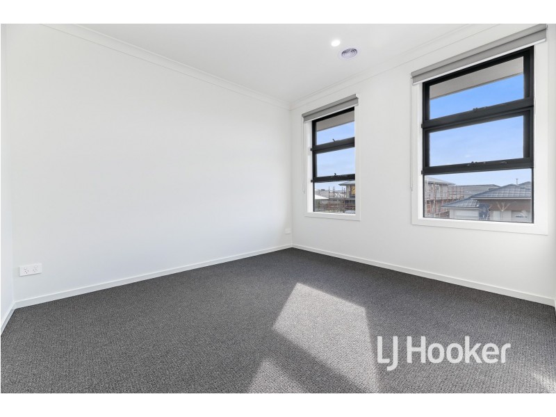 38 Grazing Way, Clyde North VIC 3978