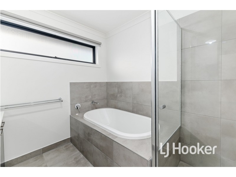 38 Grazing Way, Clyde North VIC 3978