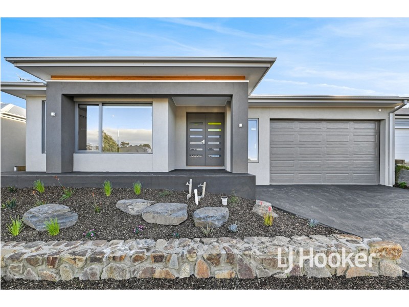 19 Revelstoke Crescent, Pakenham VIC 3810