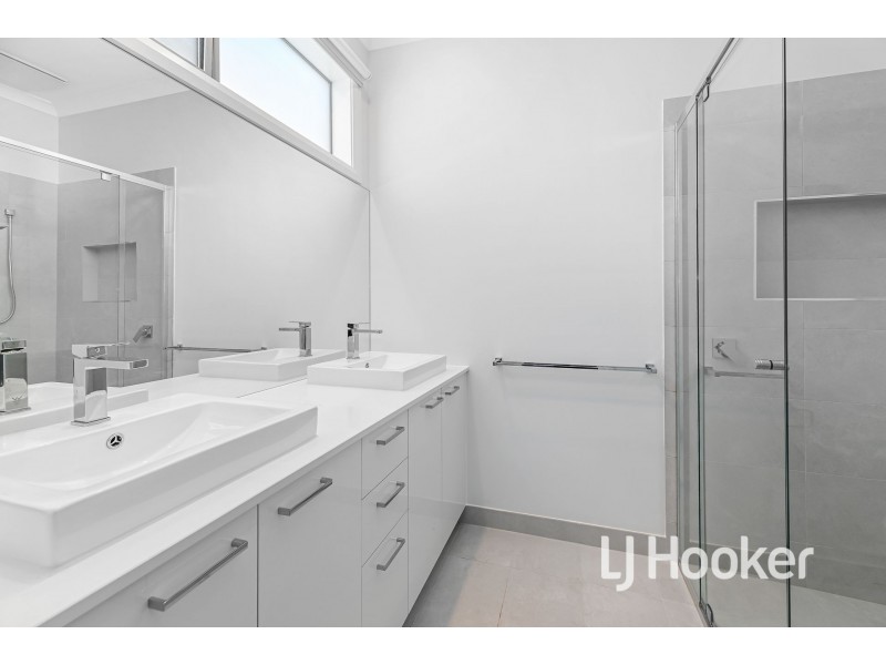 19 Revelstoke Crescent, Pakenham VIC 3810