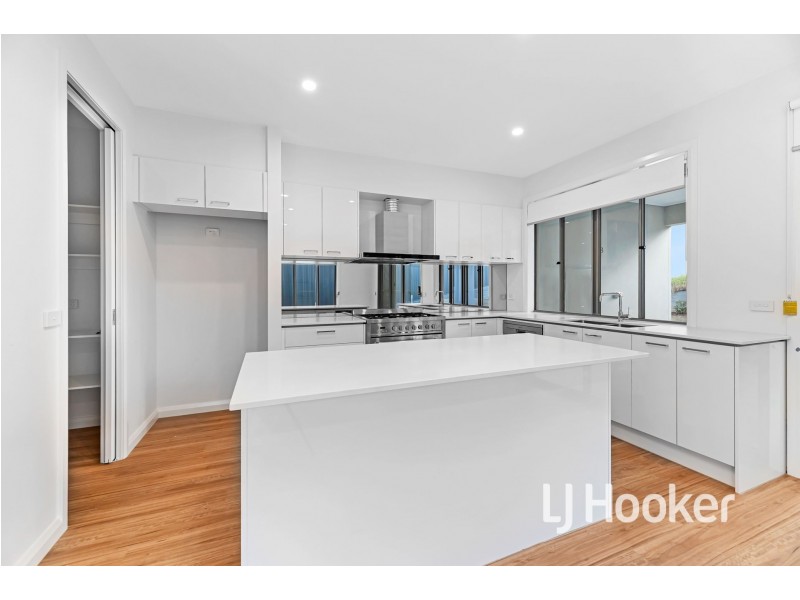 19 Revelstoke Crescent, Pakenham VIC 3810