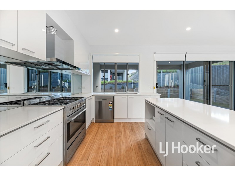 19 Revelstoke Crescent, Pakenham VIC 3810