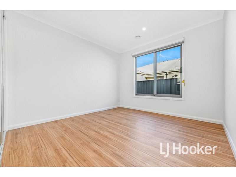 19 Revelstoke Crescent, Pakenham VIC 3810