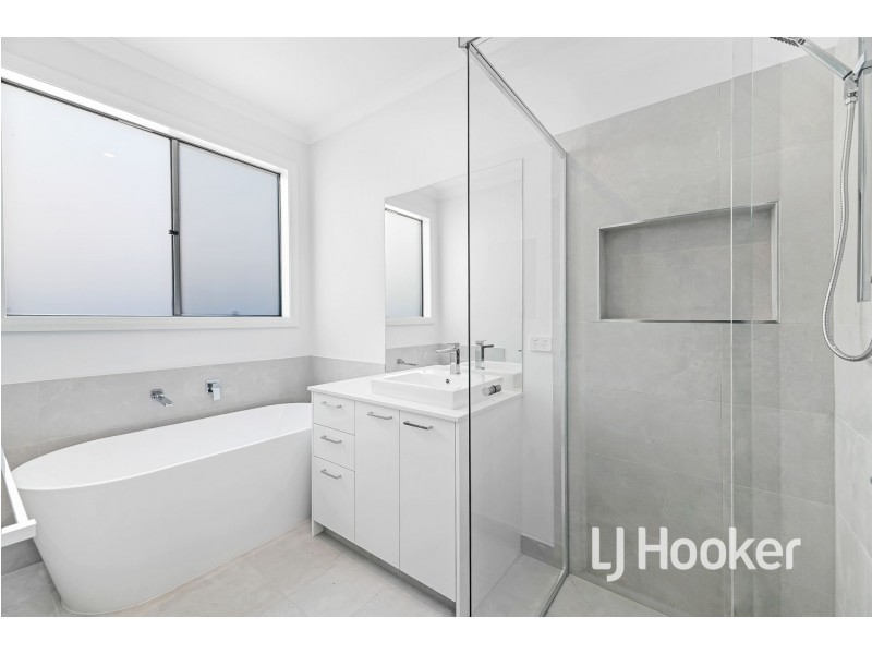 19 Revelstoke Crescent, Pakenham VIC 3810