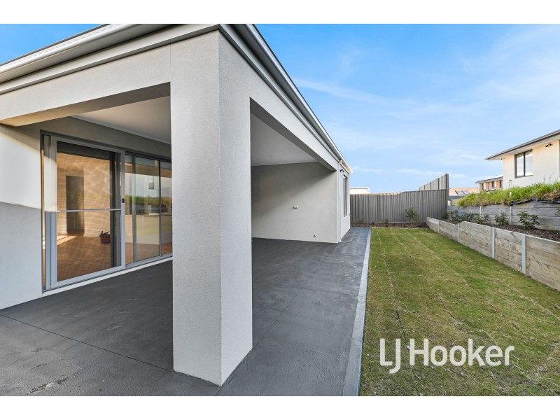 19 Revelstoke Crescent, Pakenham VIC 3810