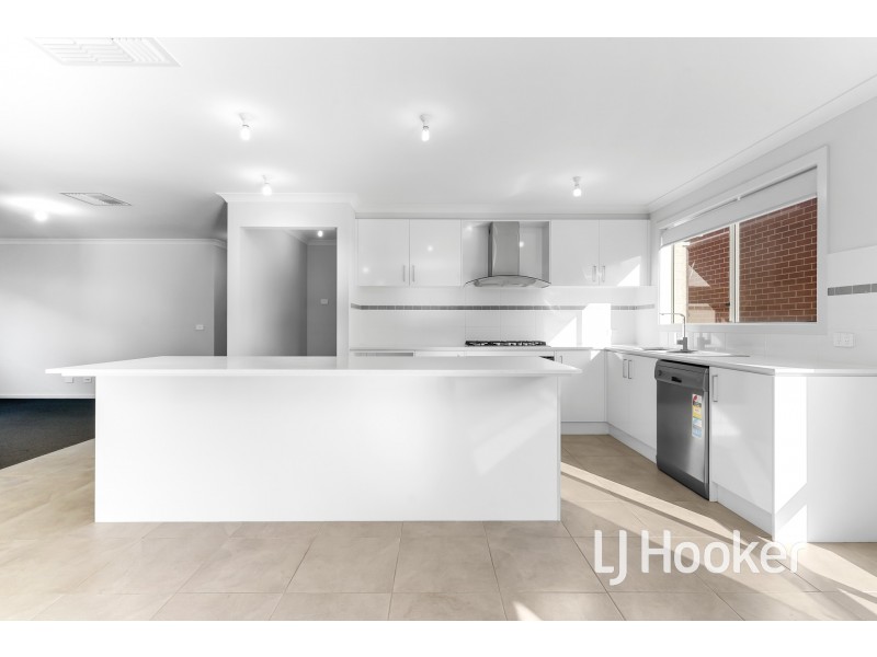 35 Revelstoke Crescent, Pakenham VIC 3810