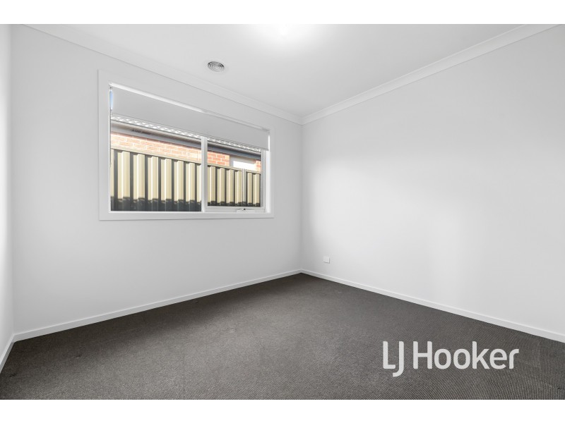 35 Revelstoke Crescent, Pakenham VIC 3810