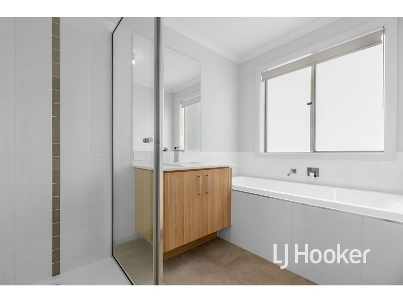 35 Revelstoke Crescent, Pakenham VIC 3810