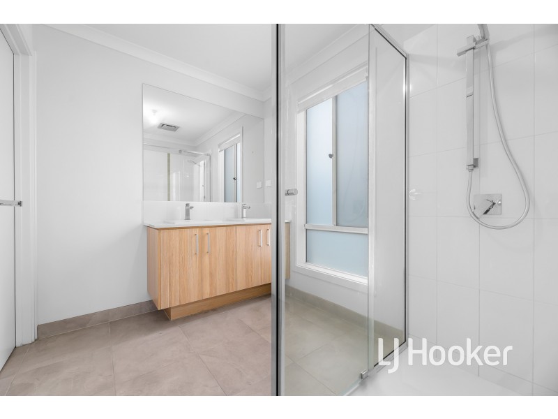 35 Revelstoke Crescent, Pakenham VIC 3810