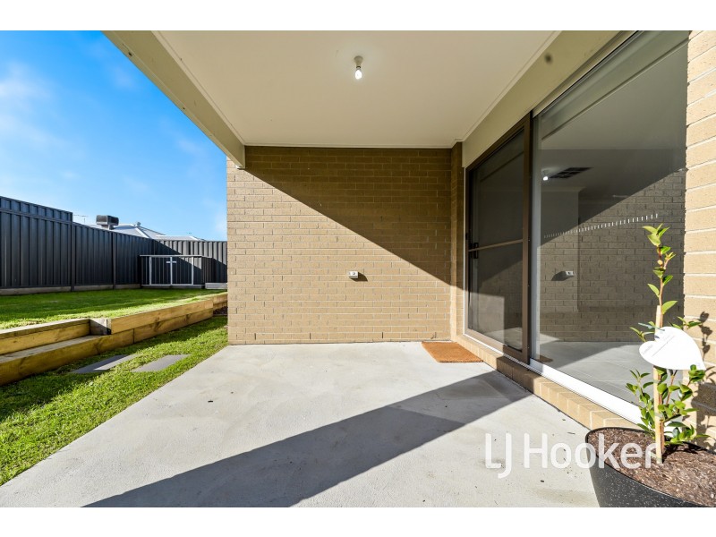 35 Revelstoke Crescent, Pakenham VIC 3810