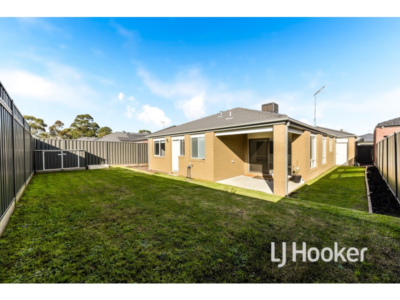 35 Revelstoke Crescent, Pakenham VIC 3810