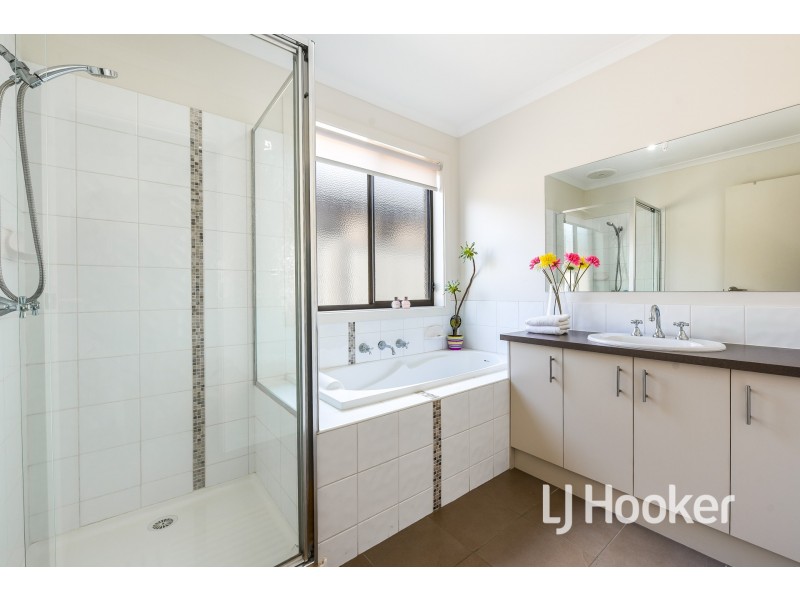 40 Edenbrook Circuit, Pakenham VIC 3810