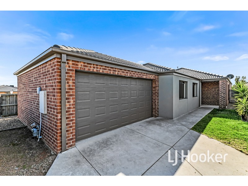 8 Emaleigh Close, Officer VIC 3809