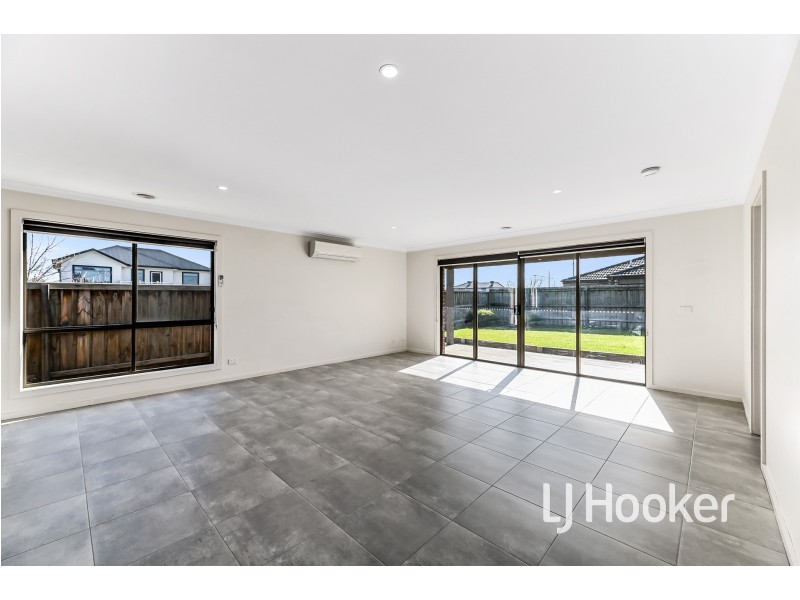 8 Emaleigh Close, Officer VIC 3809