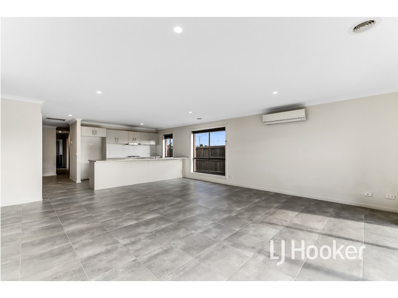 8 Emaleigh Close, Officer VIC 3809