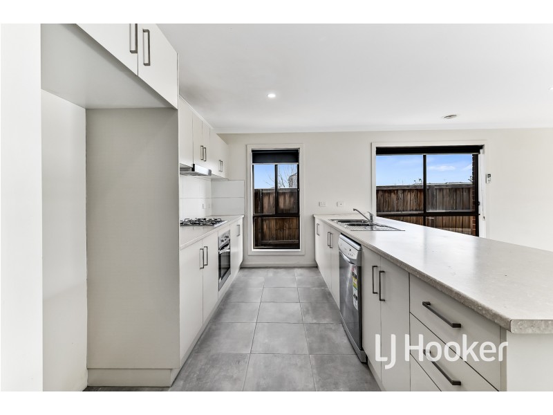 8 Emaleigh Close, Officer VIC 3809