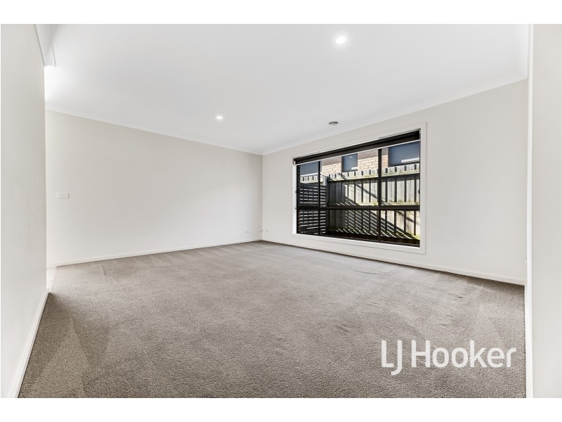 8 Emaleigh Close, Officer VIC 3809