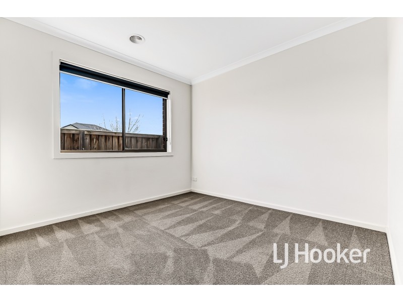 8 Emaleigh Close, Officer VIC 3809