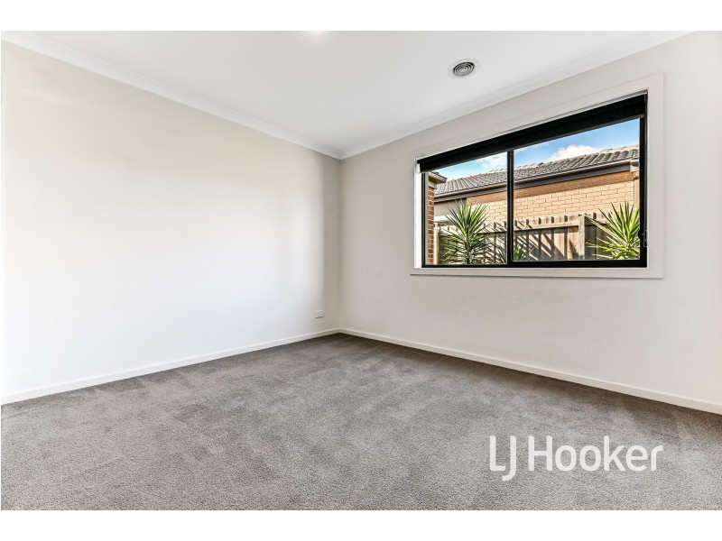 8 Emaleigh Close, Officer VIC 3809