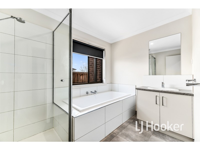 8 Emaleigh Close, Officer VIC 3809