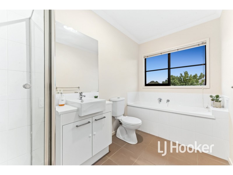 2 Harlesden Circuit, Pakenham VIC 3810