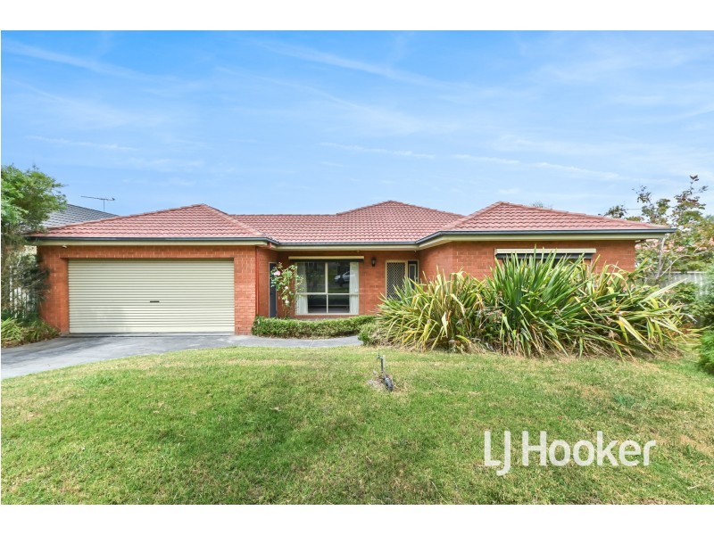 12 St Leonard Way, Pakenham VIC 3810