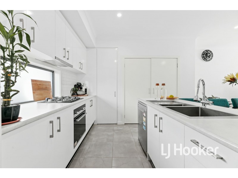 3 Valrena Way, Pakenham VIC 3810