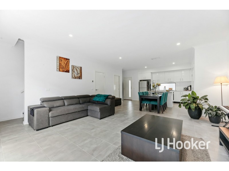 3 Valrena Way, Pakenham VIC 3810
