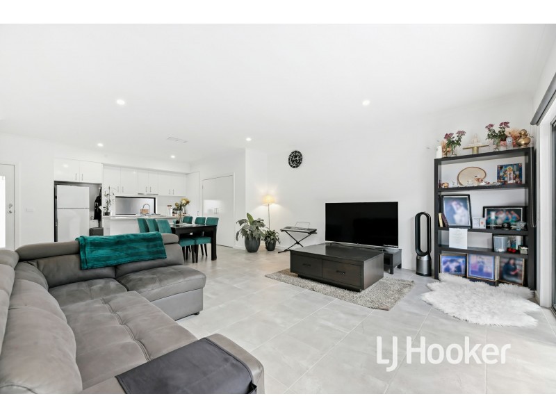 3 Valrena Way, Pakenham VIC 3810