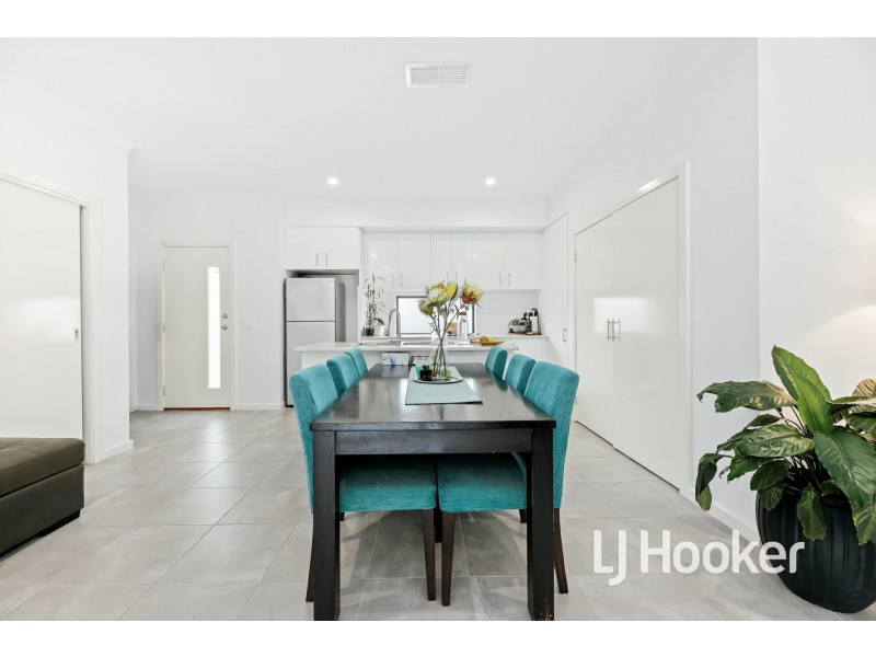 3 Valrena Way, Pakenham VIC 3810