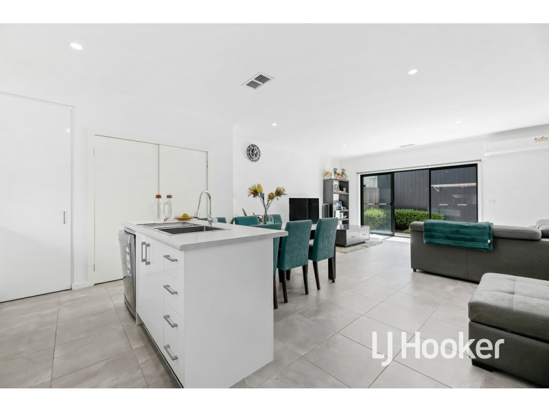 3 Valrena Way, Pakenham VIC 3810