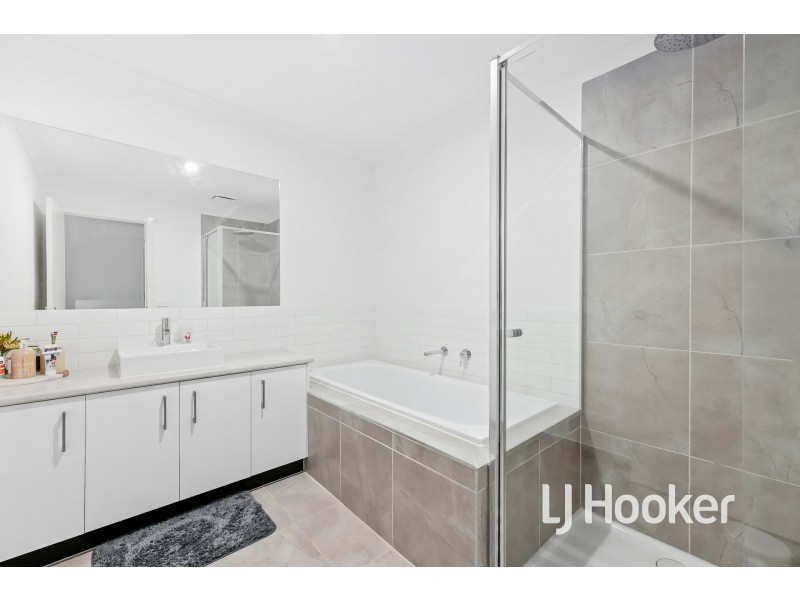 3 Valrena Way, Pakenham VIC 3810